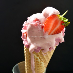 strawberries and cream ice cream © www.ice-cream-magazine.com